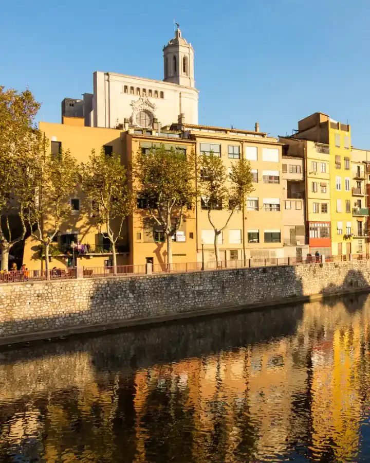Les cases de l’Onyar i la catedral de Girona reflectides al riu