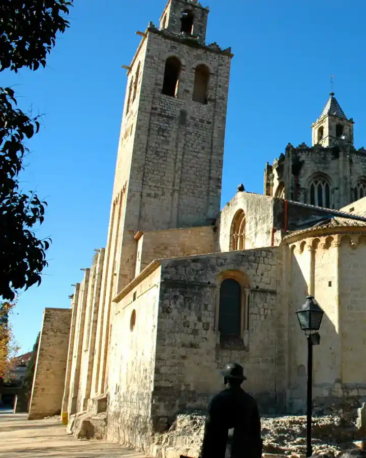 La capçalera romànica i el campanar del monestir de Sant Cugat del Vallès