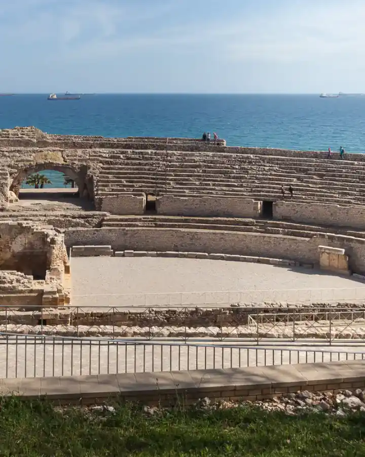 L’amfiteatre romà de Tarragona, amb l’arena i les grades davant del mar