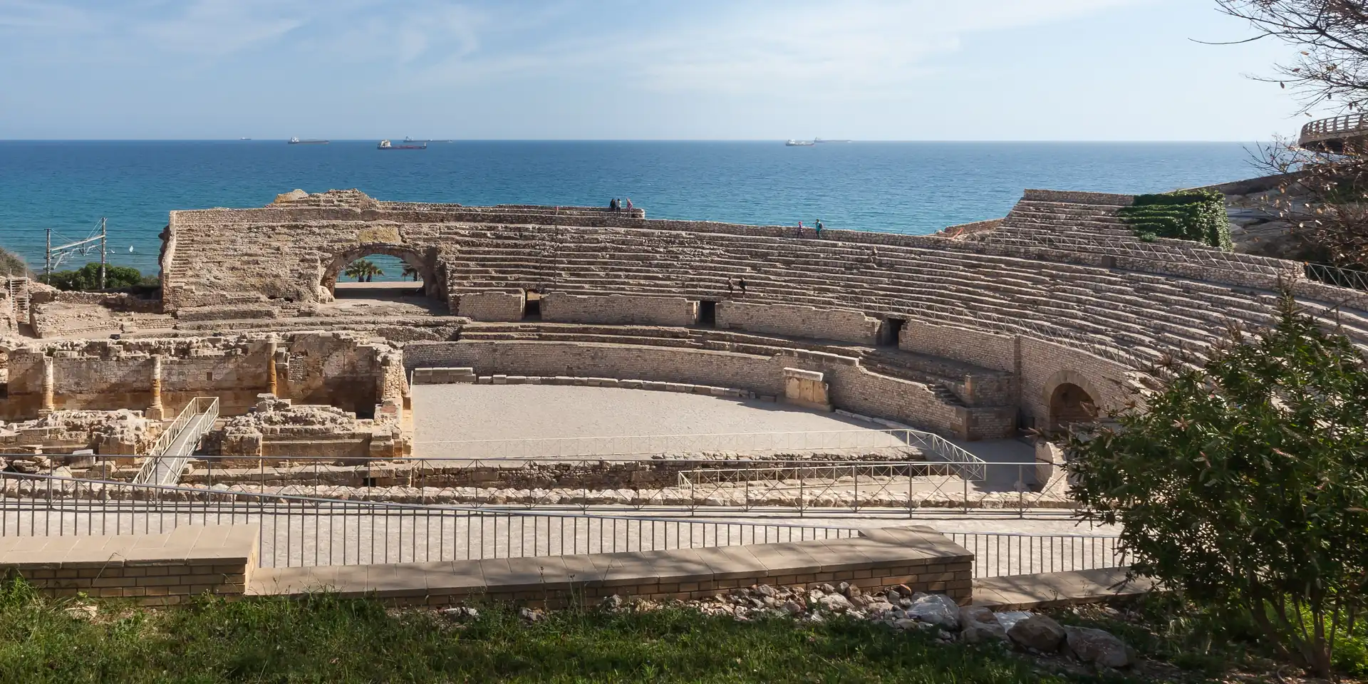 L’amfiteatre romà de Tarragona, amb l’arena i les grades davant del mar