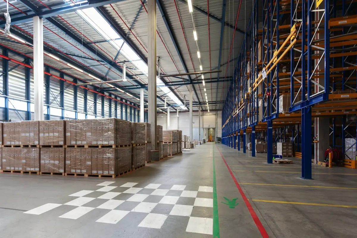Magatzem logístic amb palets de mercaderia apilats en prestatgeries